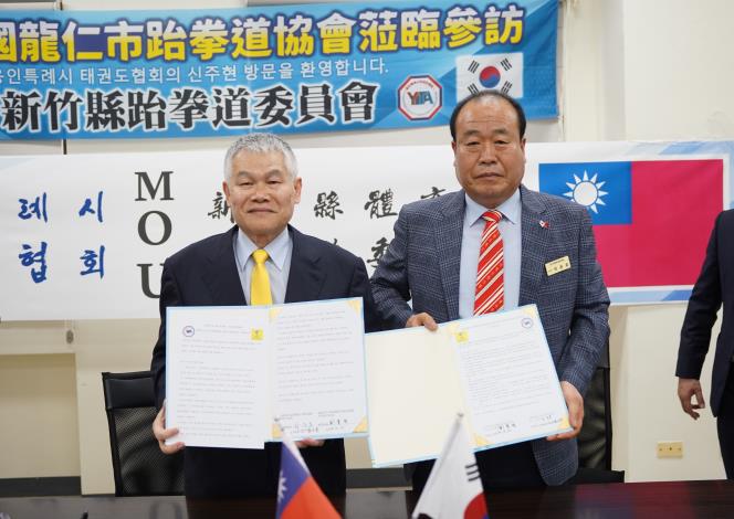 官網DSC09984韓國龍仁市跆拳道協會會長朴允昊（右）、新竹縣跆拳道委員會主委劉貴雄（左），代表雙方簽署合作備忘錄。.JPG