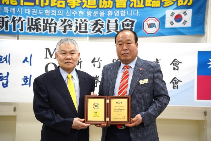 官網DSC00031韓國龍仁市跆拳道協會準備紀念品，由會長朴允昊（右）代表贈送給新竹縣跆拳道委員會.JPG