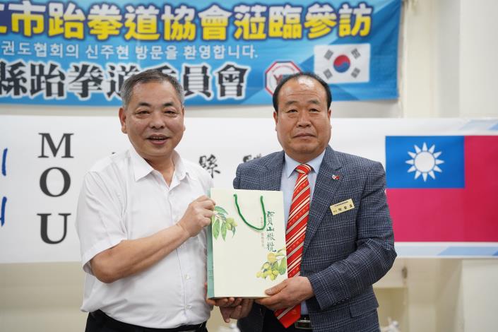 官網DSC09851新竹縣副縣長陳見賢（左）致贈伴手禮給韓國龍仁市跆拳道協會會長朴允昊。.JPG