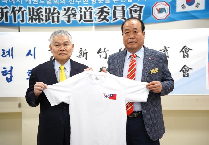 官網DSC00115韓國龍仁市跆拳道協會準備紀念品，由會長朴允昊（右）代表贈送給新竹縣跆拳道委員會.JPG