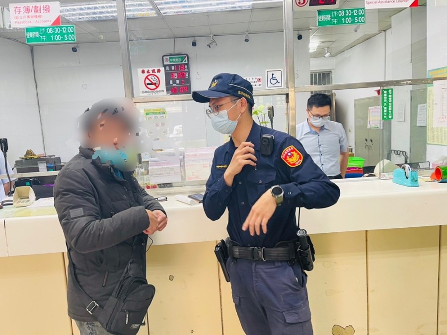 女網友誘投資警攔匯款 line見身邊有警急斷訊男終夢醒 202 cnews204240325a08