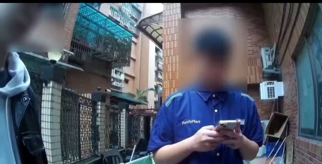 全家超商鑫順門市的陳姓男店員機警地及時報警，警方及時趕到，才成功保住了梁男辛苦積攢的存款。（記者黃荷琇 翻攝）