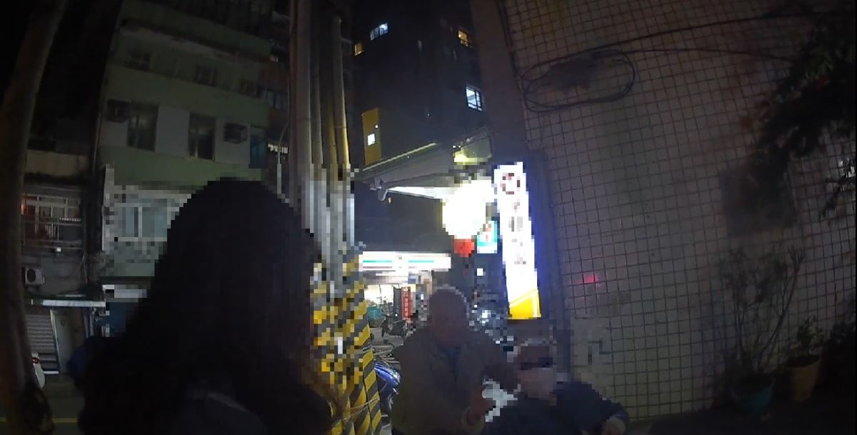 警方協助老婦與家屬重聚。（記者薛秀蓮翻攝)