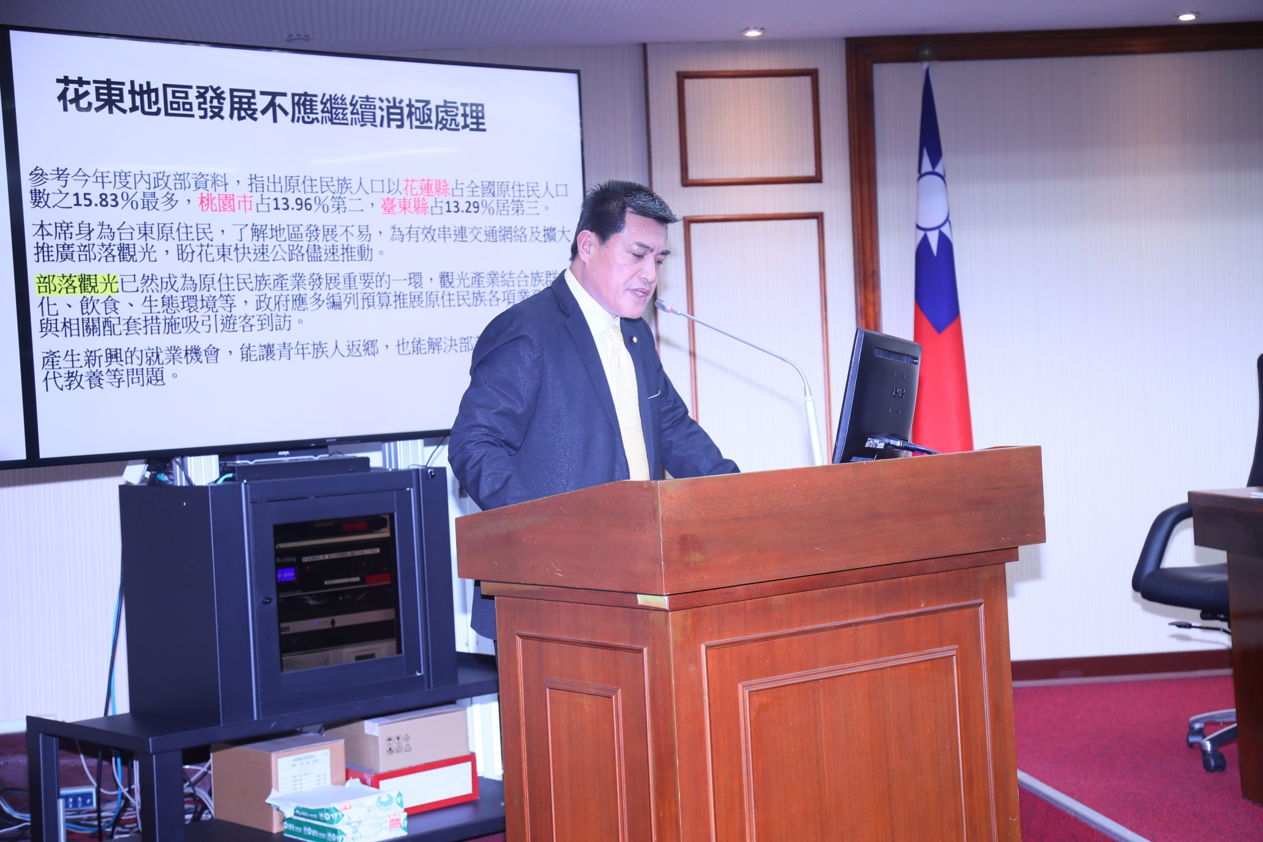 黃仁強調,不要老是以重北觀點輕忽花東,希望民進黨拿出真正的誠意,不要再以各種理由刻意阻攔。(記者 包克明攝)