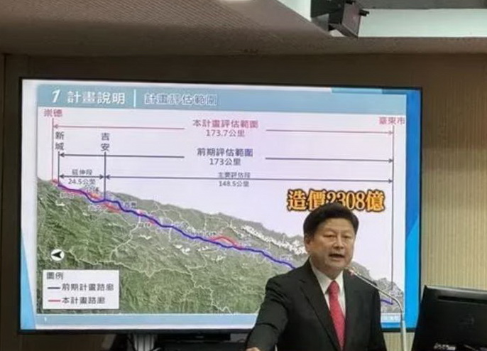 質詢時,傅崐萁爆氣拍桌痛批交通部官員大法官上身。(記者包克明 翻攝)