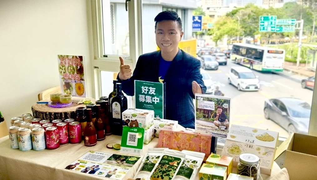 新竹網紅虎克船長表示:我們藉由品茶會來凝聚在地居民傳達虎克茶品牌故事。(圖/記者林照東翻攝)