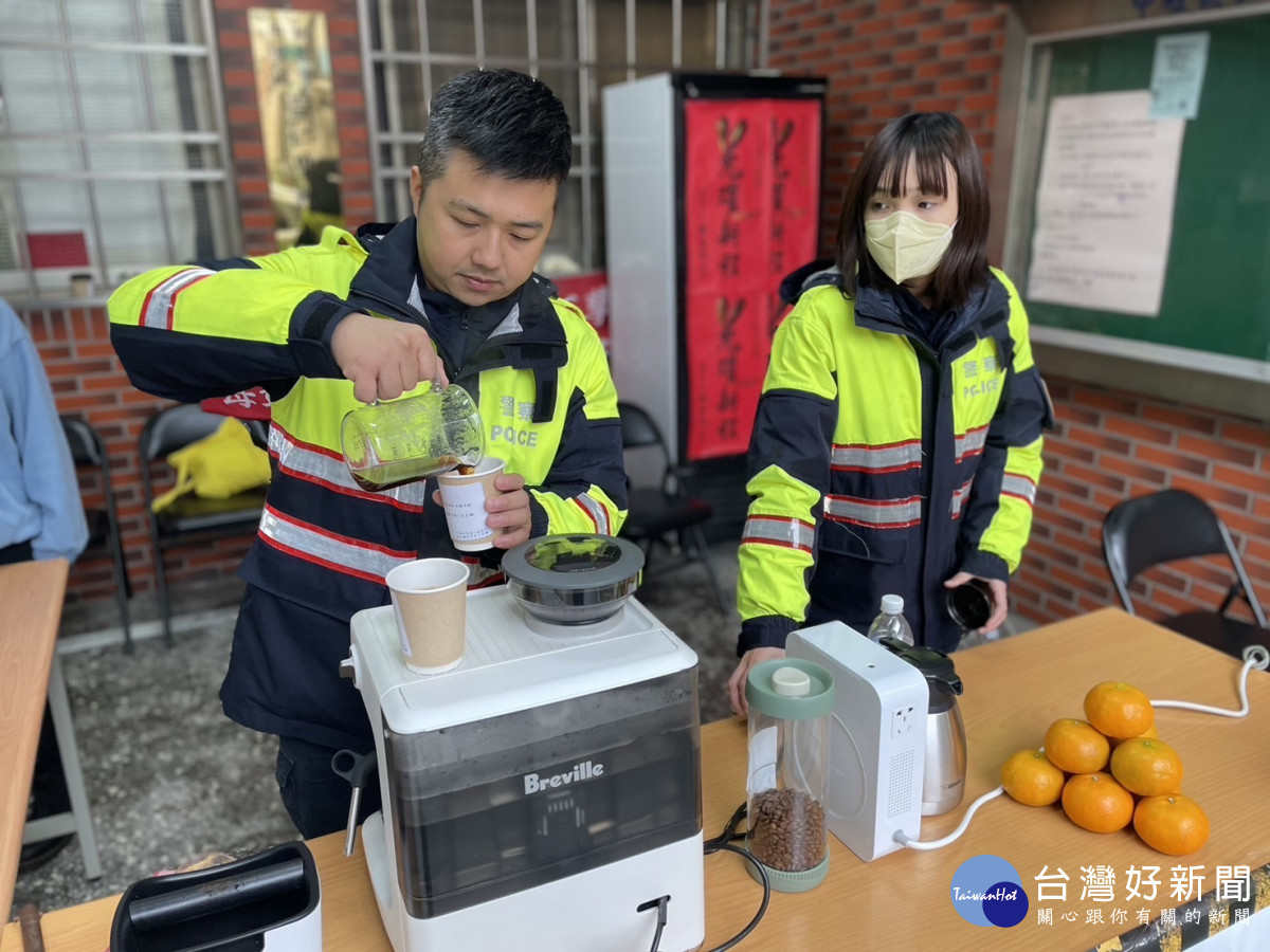 社區治安會議現場分享煮咖啡技巧，並在過程中宣導相關反詐騙訊息，進而降低受害風險。<br /><br /> 