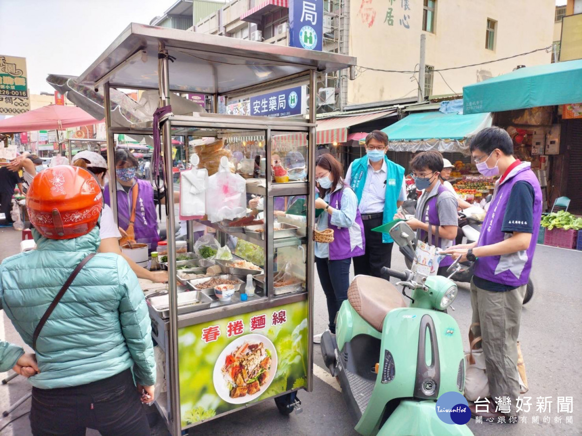 嘉義縣衛生局今( 26)日聯合消保官及政風處組成稽查小組,在民雄市場舉辦「清明護食安 三重把關嘉安心」簡易檢查活動/嘉義縣衛生局提供