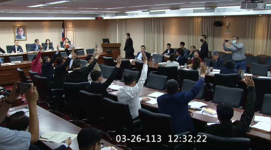 立法院程序委員會今午通過國民黨團提案，3月29日立法院會當日，建請決議，立即停止調漲電價。翻攝國會頻道直播