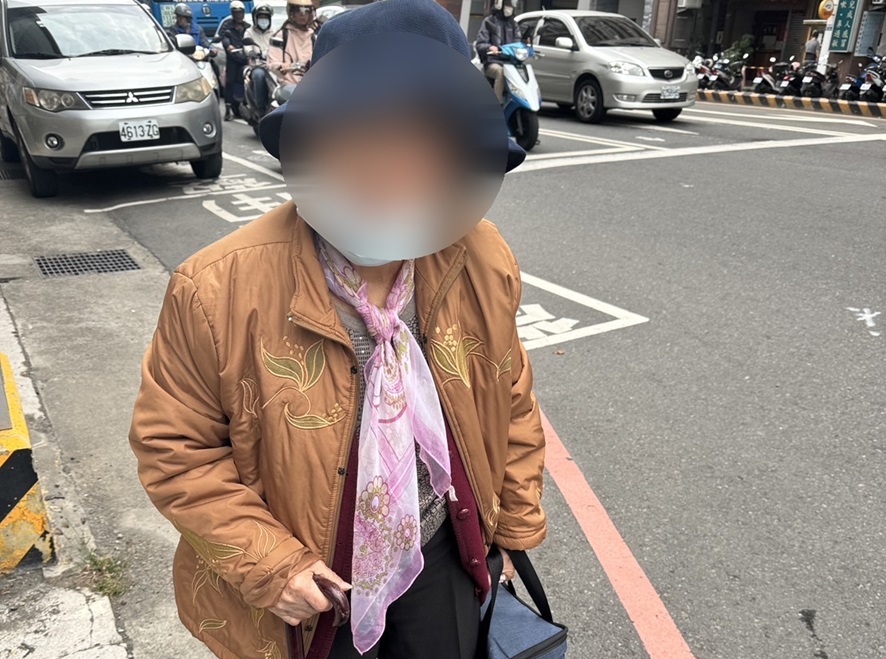 ▲圖說:95歲巫姓阿嬤搭計程車卻到不了「日照中心」,司機只好求助警方 (圖/台中市政府提供)