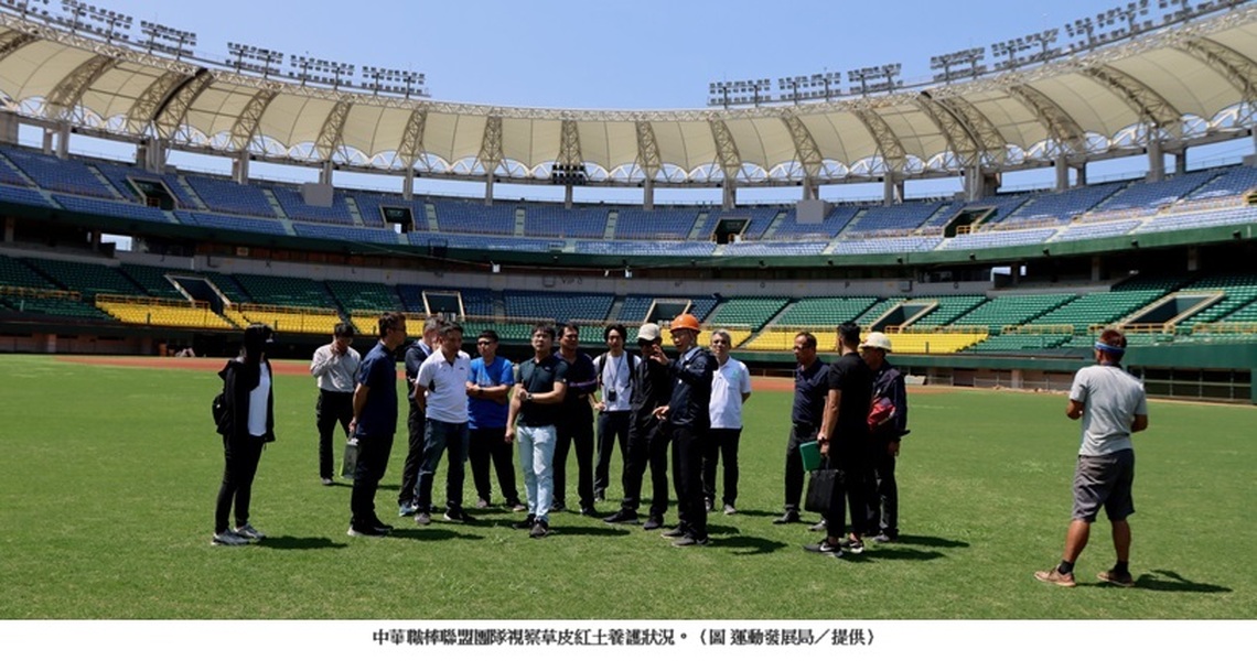 高市府全力衝刺整備澄清湖棒球場迎接台鋼開幕首戰 中職聯盟視察草皮紅土養護進度