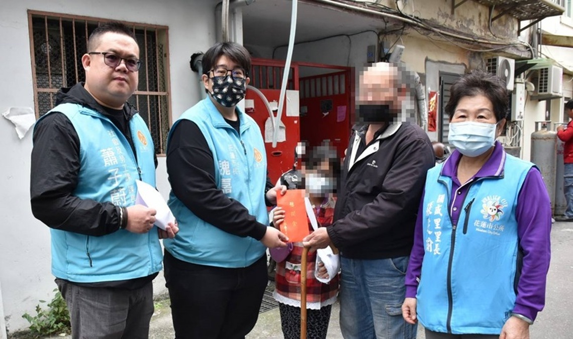 魏嘉彥親訪社會安全網救助戶 溫情關懷給予協助