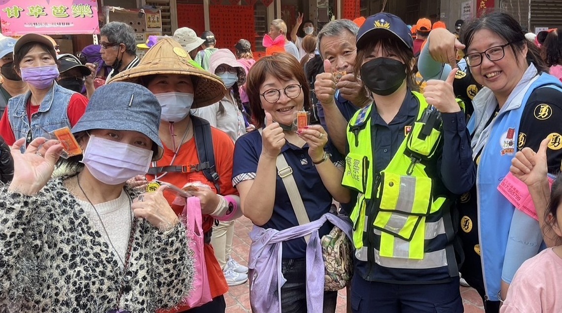 苗警發放媽祖-行車平安鑰匙圈 與民眾攜手維護交通安全