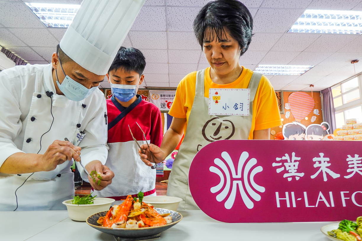 ▲漢來主廚示範製作義大利麵，同時指導憨兒和學童西式擺盤。（圖/喜憨兒基金會提供）