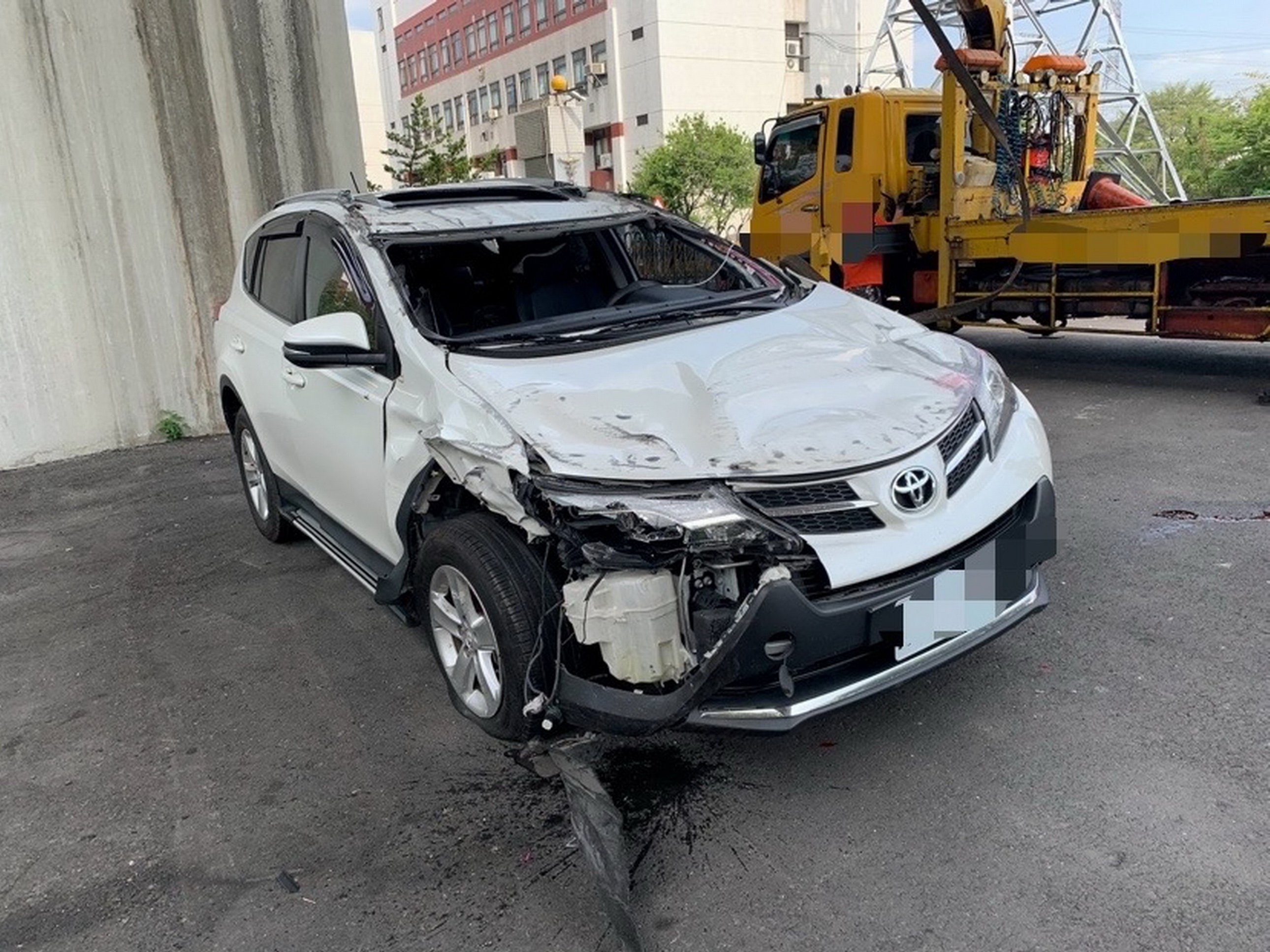 ▲一輛豐田休旅車行經國道3號彰化路段時,突然失控追撞前方賓士轎車,休旅車翻成四腳朝天,賓士轎車駕駛則因頭暈不適,被送往醫進行治療。(警方提供)