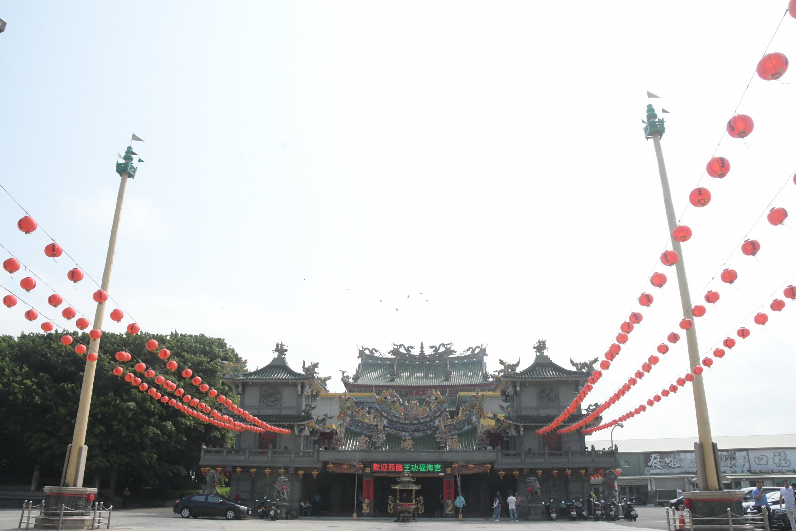▲福海宮廟埕豎立兩座旗桿，象徵著福海宮所具有的「宮廟」地位。（記者張溎壕攝）