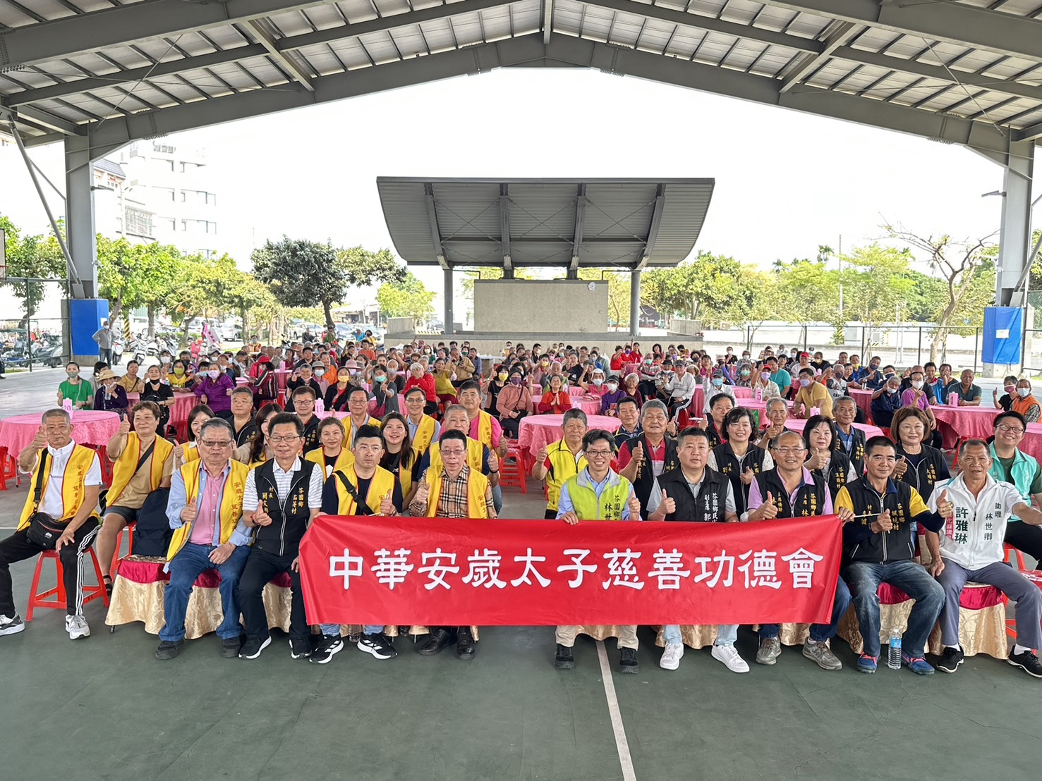▲中華安歲太子慈善功德會在芬園鄉舉行關懷活動,提供每戶慰問金及民生物資,並準備了30桌共300份的午餐,讓受惠者共享一頓豐盛的午餐。(記者張溎壕攝)