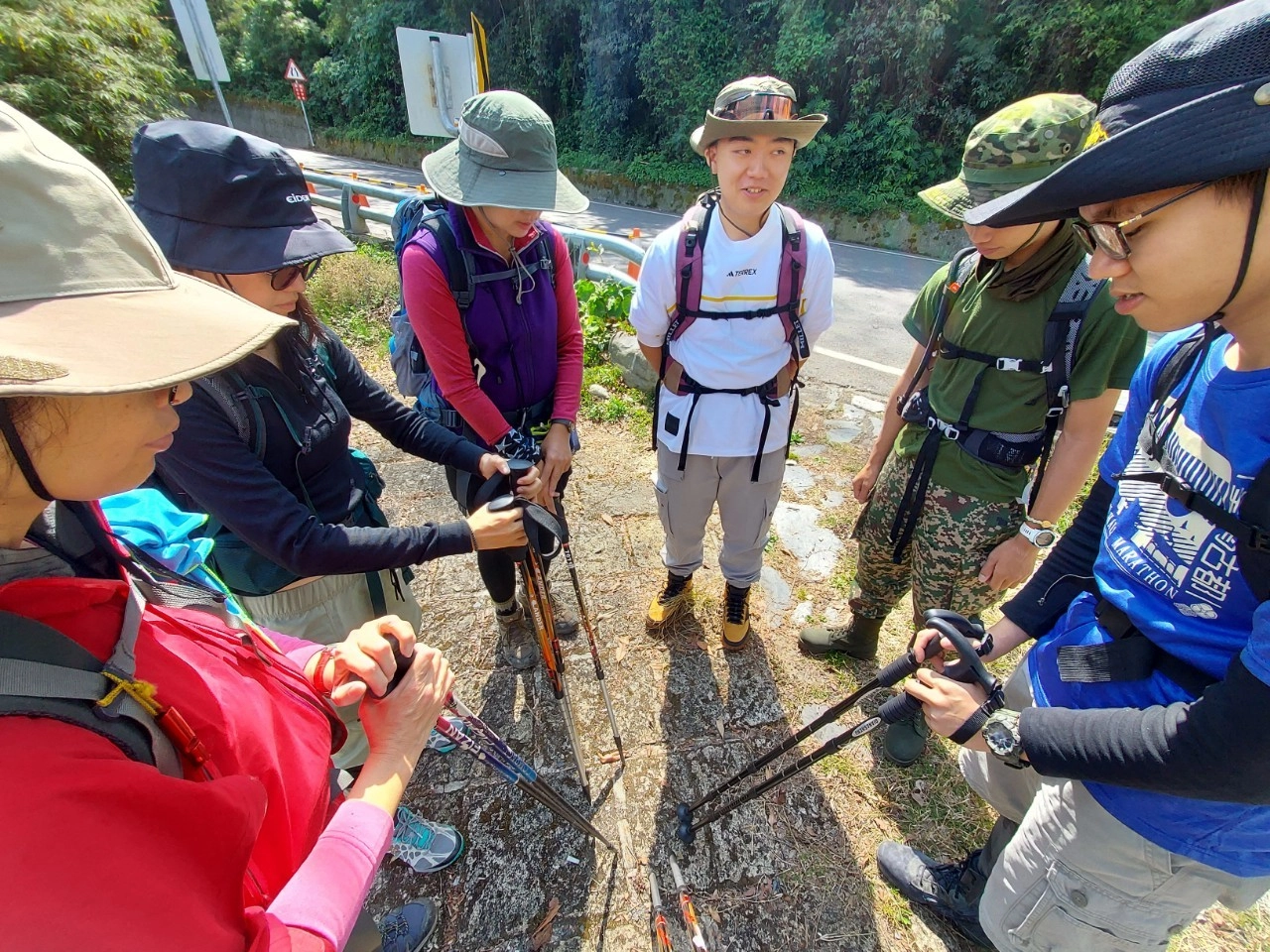 由學生帶領中之關「敬山儀式」,虔誠祈禱全隊順利平安,虛心、虔卑、尊敬「山」!