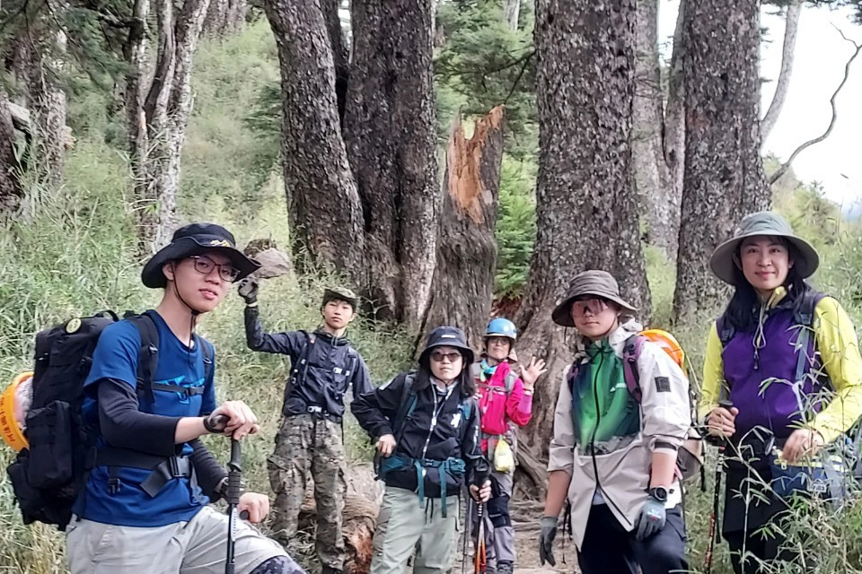 全副武裝徹底執行「無痕山林運動」,保留自然遺蹟、不擾亂現有景物,只留下足跡,不留垃圾