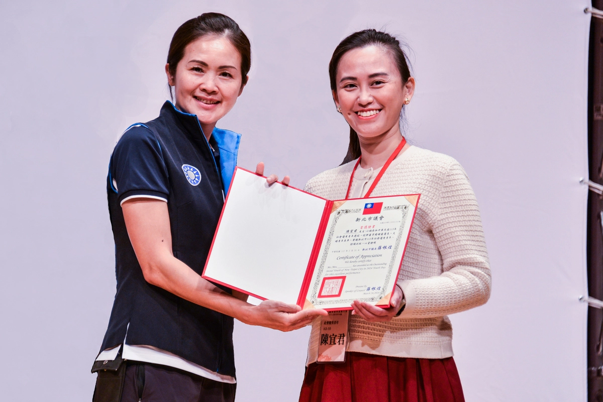 陳宜君護理長不忘初心,投身護理,榮耀獲選為社會優秀青年。
