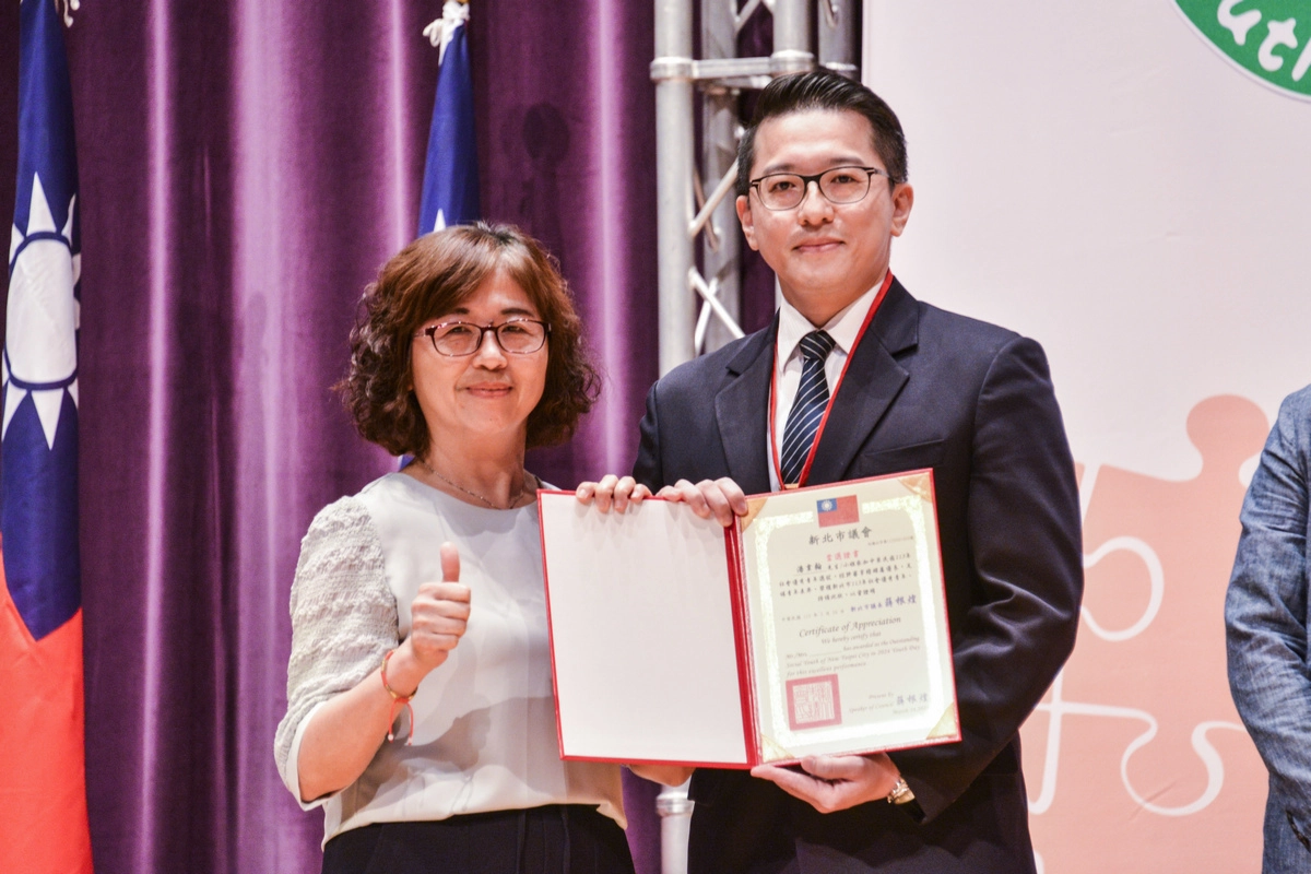 非醫護背景的潘韋翰主任致力醫院行政管理逾15年,脫穎而出榮耀獲選為社會優秀青年。