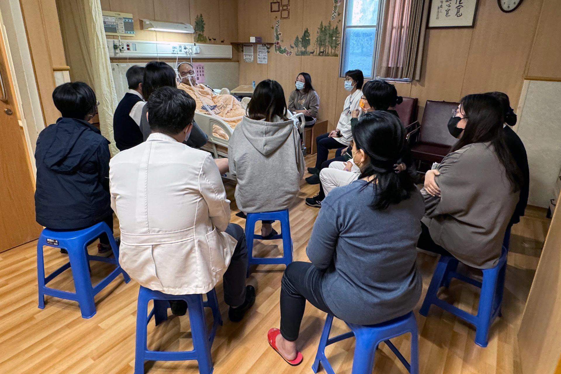 台中慈濟醫院心蓮團隊以專業安寧療護經驗,為黃鼎承及家屬召開家庭會議,達到生死兩相安。