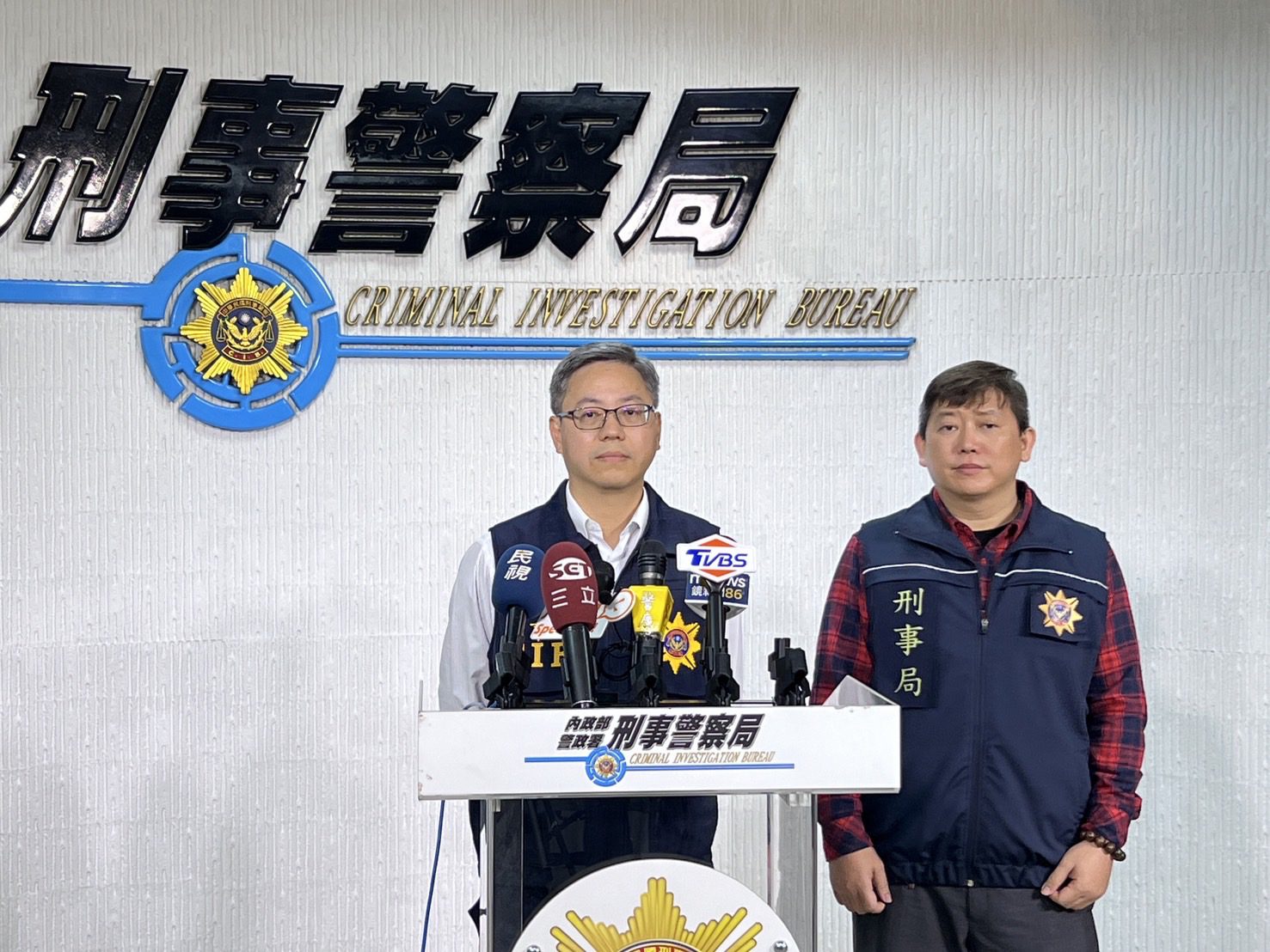 刑事警察局偵查第一大隊副大隊長李建翰說明警方偵辦這起黑幫從事詐騙案。(圖/刑事警察局提供)