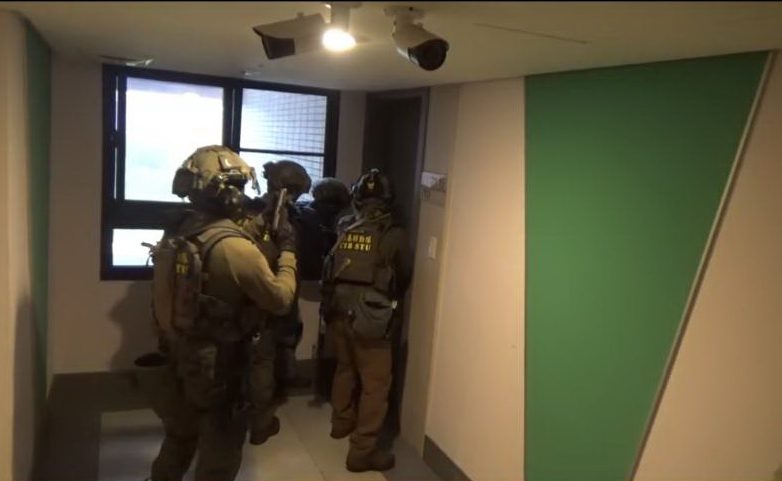 警方攻堅張姓詐騙集團首腦住處畫面。(圖/刑事警察局提供)