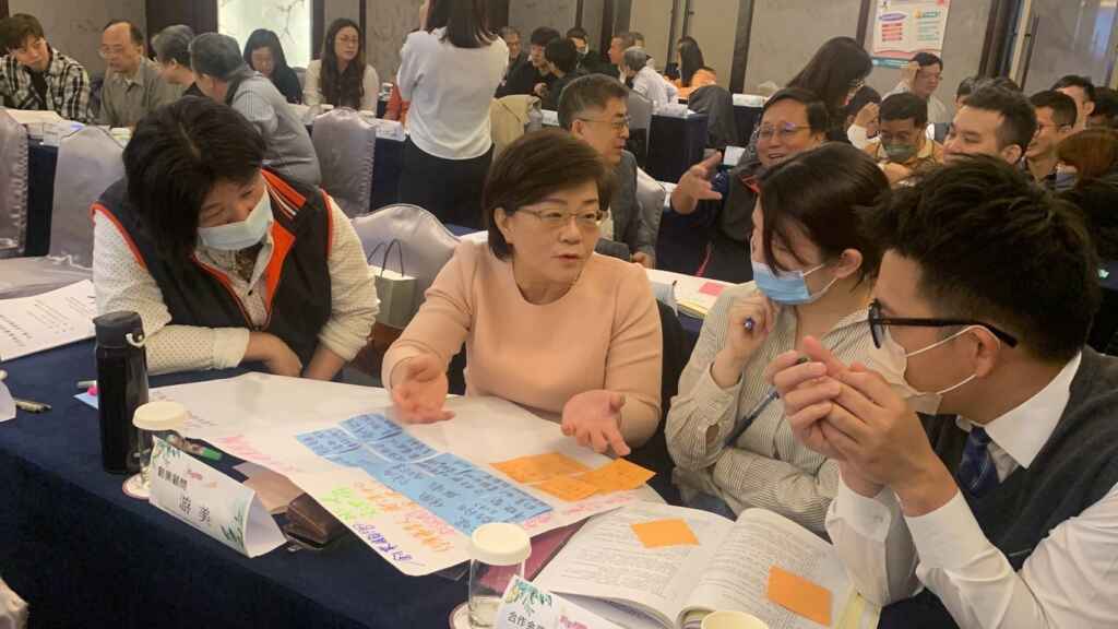 ▲顧問與行庫人員在共識營中交流討論。(中彰投分署提供)