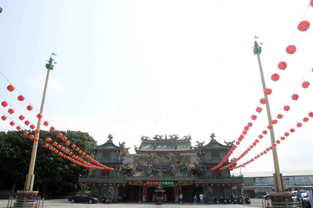 ▲福海宮廟埕豎立兩座旗桿,象徵著福海宮所具有的「宮廟」地位。 (彰化縣政府提供)
