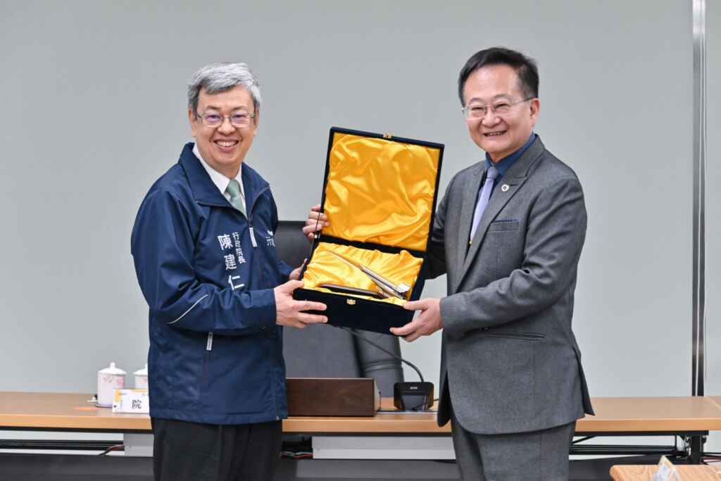 ▲行政院長陳建仁訪視中科院國防自主成果，期勉持續提升國防自主能量，強化國軍整體作戰能力。（ 新傳處提供）