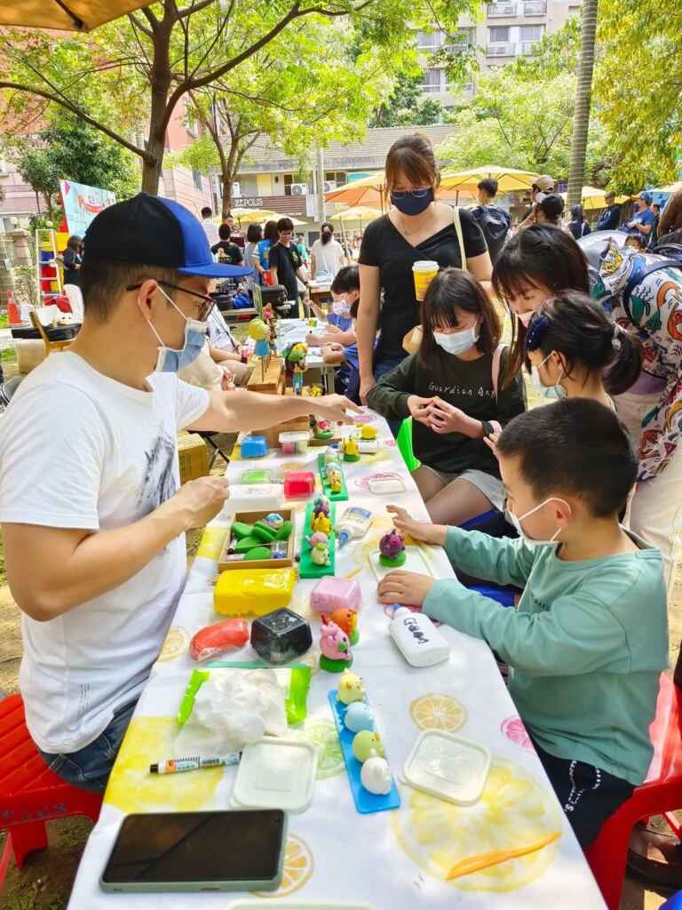 ▲「小南友市集」包含親子舊物、文創、美食等眾多攤位。（人文國際股份有限公司提供）