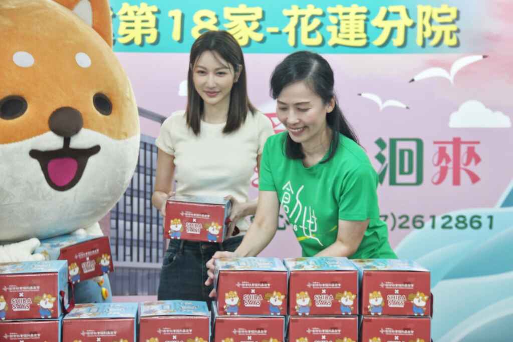▲戲劇女神「曾莞婷」、超人氣貼圖「柴語錄」一起到創世基金會蓋房子，呼籲粉絲與廢柴及女神一起幫助花蓮植物人回家安養。（創世基金會提供）