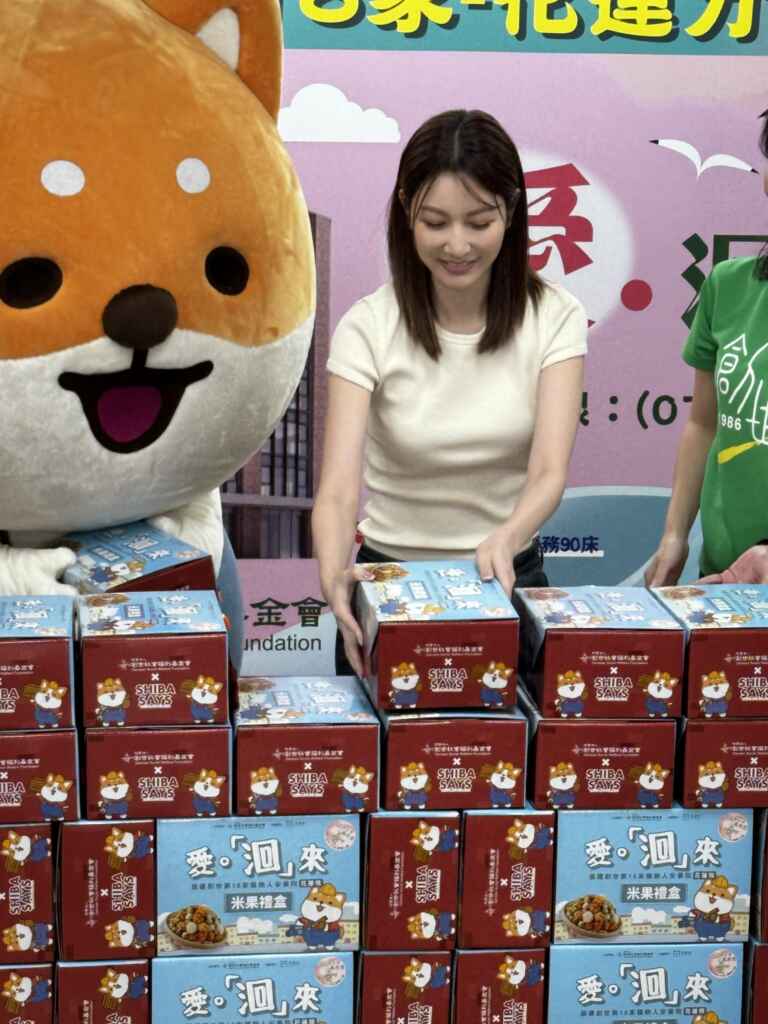▲戲劇女神「曾莞婷」、超人氣貼圖「柴語錄」一起到創世基金會蓋房子，呼籲粉絲與廢柴及女神一起幫助花蓮植物人回家安養。（創世基金會提供）