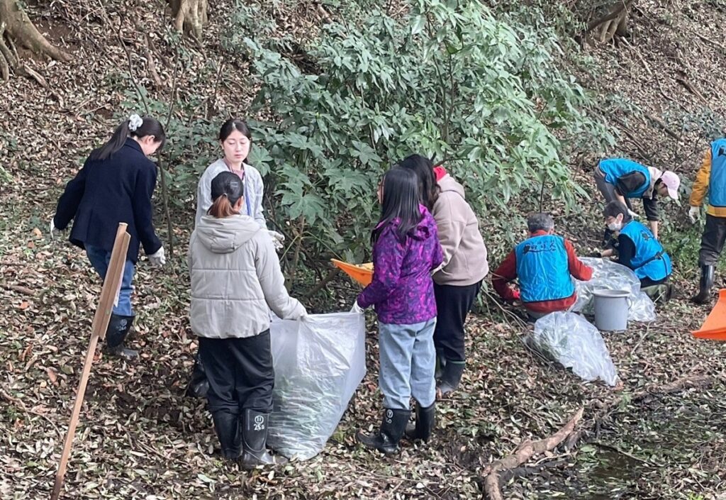中山醫大師生在日本里山與當地居民共同學習永續生活模式。(圖/中山醫大提供)