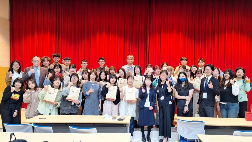 中山醫大語聽系、護理系、職治系與日本目白大學師生課室交流。(圖/中山醫大提供)
