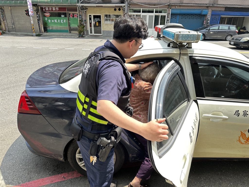 9旬老嫗「透當晝」路上走 頭份警積極協助返家