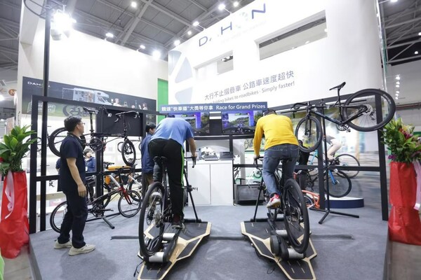DAHON 700C road bike showcased remarkable speed, successfully clinching the winner as the fastest bike, outperforming bikes from other brands. DAHON 700C road bike showcased remarkable speed, successfully clinching the winner as the fastest bike, outperforming bikes from other brands.