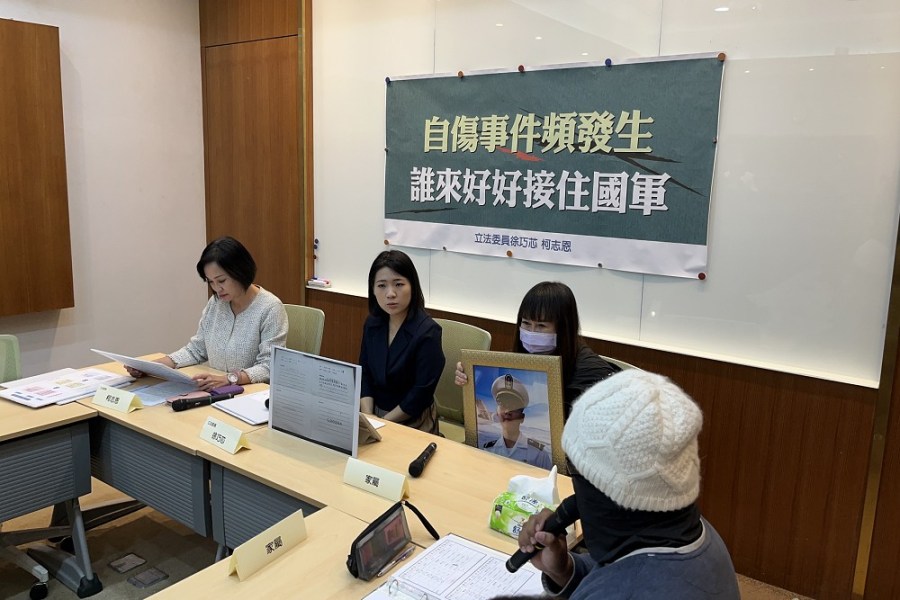 中尉輕生邱國正承諾跳票 家屬開記者會:當事人身心壓力極大 210 中尉輕生邱國正承諾跳票 家屬開記者會:當事人身心壓力極大 209
