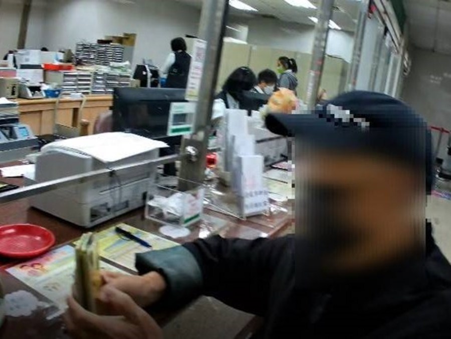 84歲翁二度要領款 不信遇假投資警動員兒女阻20萬元 216 cnews204240326a12