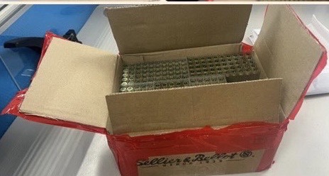 民衆在林口分局旁拾獲1箱1200發彈殼畫面。（記者 張艷君翻攝）