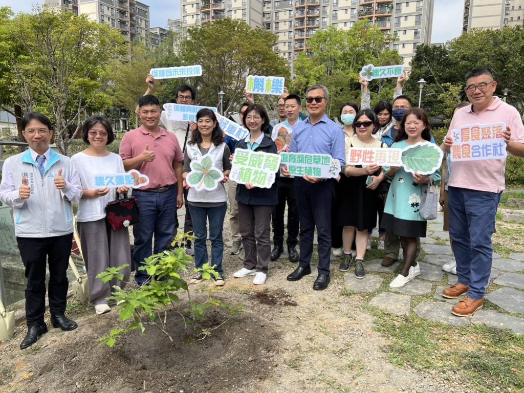 新竹市將軍村復育瀕危植物槲櫟活動大合照。(圖/記者黃溎芬翻攝)