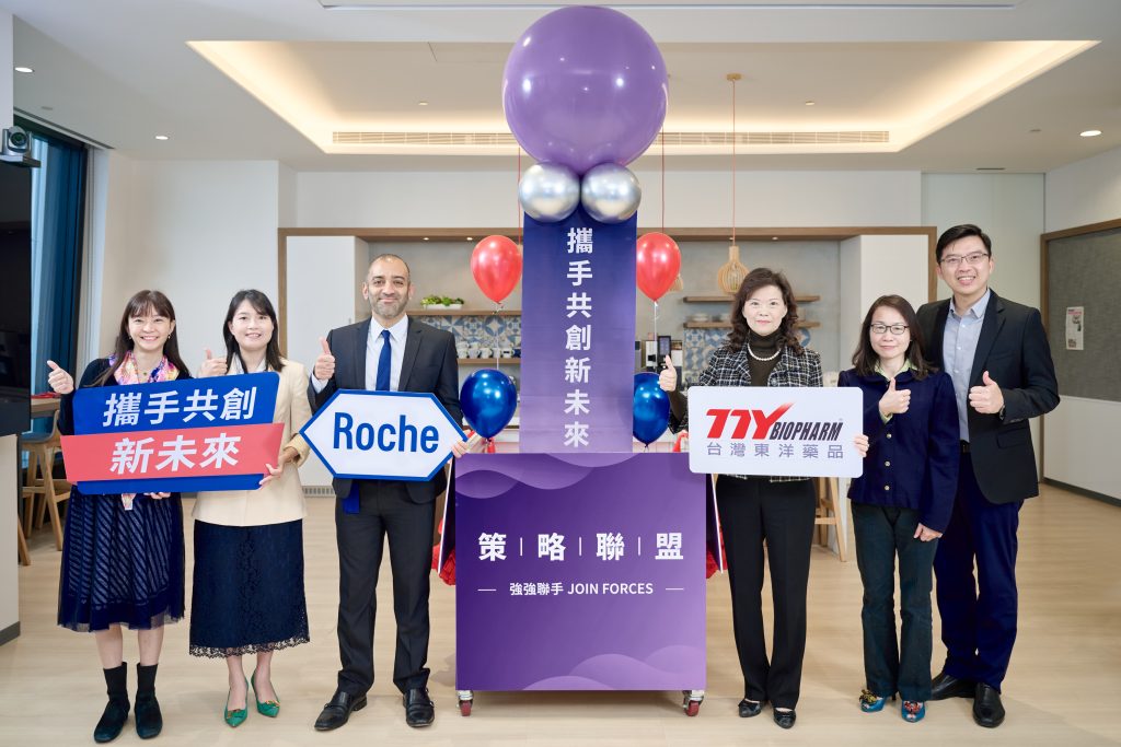 台灣羅氏大藥廠法律&法遵暨安全衛生處長洪玉珊(左起)、市場准入暨行銷策略處處長陳育靖、總經理 Girish Mulye;台灣東洋總經理侯靜蘭、法務暨法遵處長黃淑芬、企業發展處暨癌症科學發展事業群主管資深副總經理王昱文 一同慶賀「策略聯盟」共創新未來。羅氏大藥廠提供