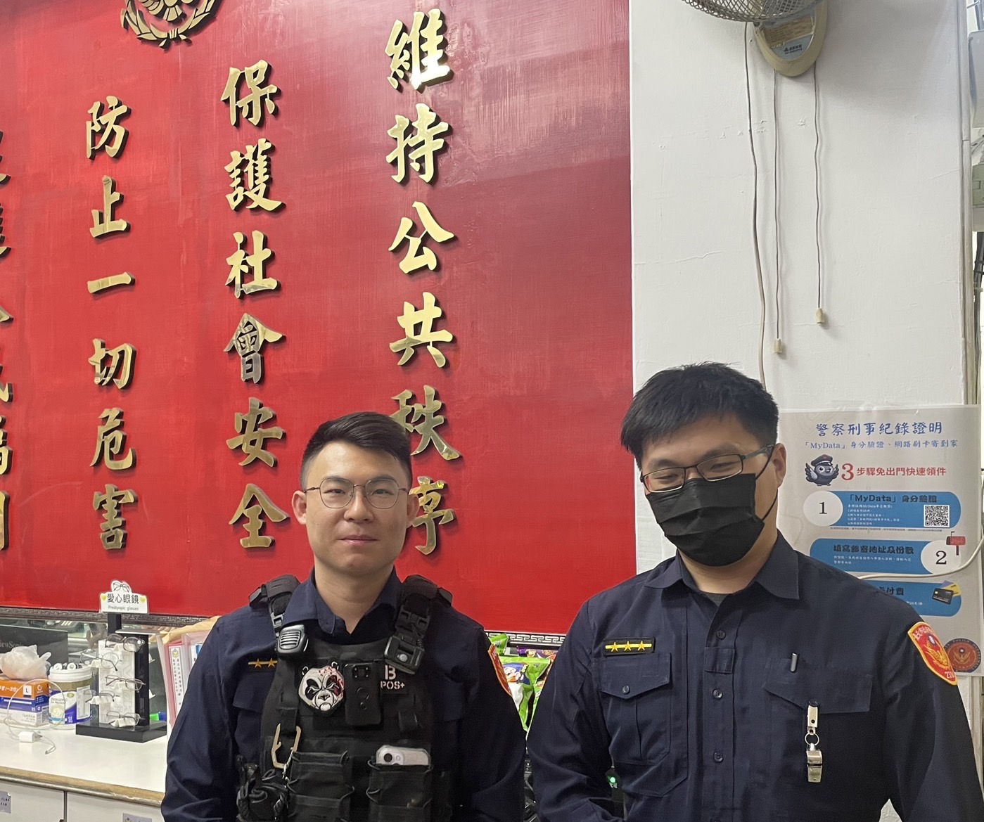 華江派出所警員鍾育致、周昀漢呼籲，民眾家中如有年邁、失智或行動不便之長輩應多關懷陪伴。（圖/記者 張泓笙翻攝）