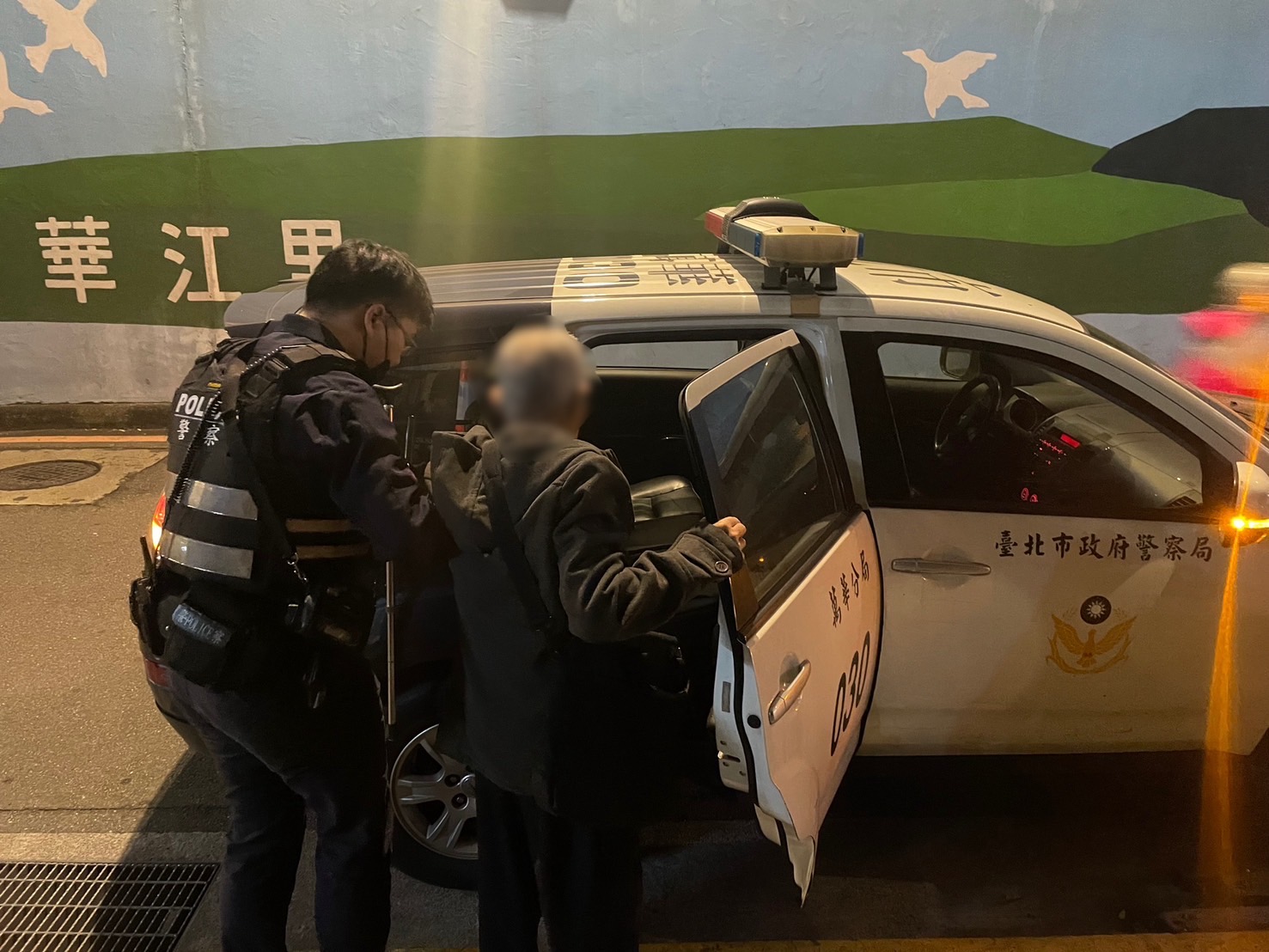 萬華警駕駛警車將老翁載返住處畫面。（圖/記者 張泓笙翻攝）