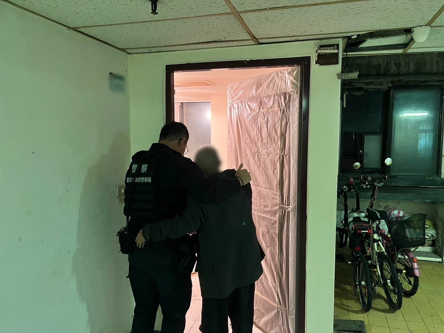 萬華警陪同老翁上樓確認平安返家之畫面。（圖/記者 張泓笙翻攝）