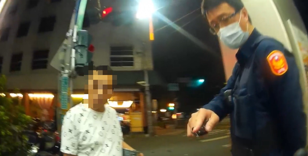 超商前咆哮辱罵警 查獲攜帶毒品