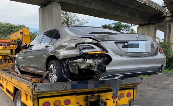 豐田休旅車與1輛賓士轎車發生擦撞 賓士轎車駕駛頭暈送醫
