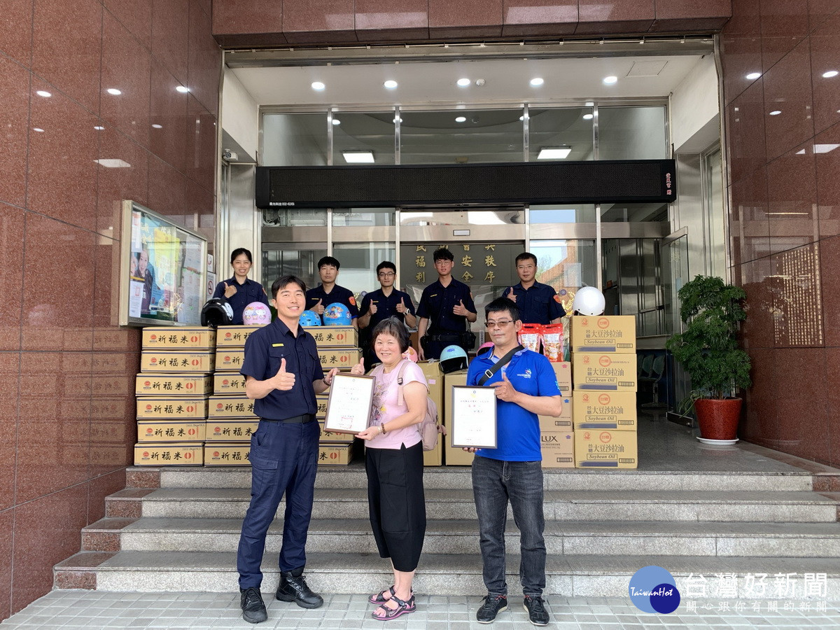 南投所長陳俊宏(左)感謝潘女士拋磚引玉義舉。(南投分局提供)