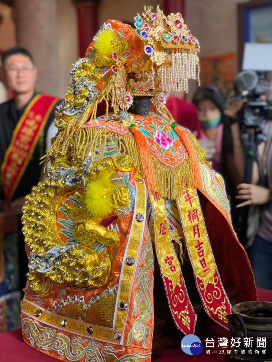 彰化南瑤宮笨港進香「換龍袍」禮,神聖溫馨。